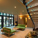 La verrière centrale est réchauffée par des murs lambrissés.