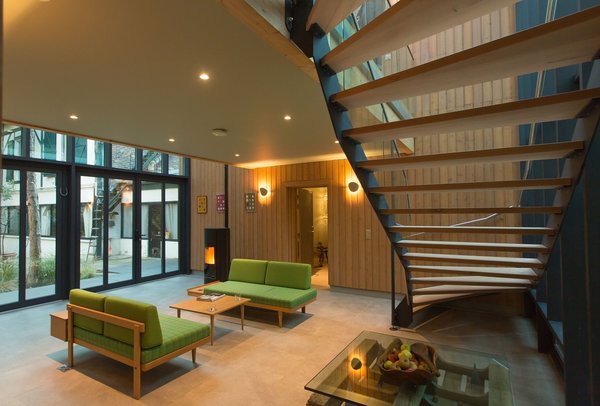 La verrière centrale est réchauffée par des murs lambrissés.