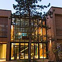 Ce bâtiment utilise des matériaux naturels, un système de récupération de l’eau, les systèmes de ventilation naturelle d’une verrière, de l’eau chaude solaire et photovoltaïque. Il profite aussi d’une toiture végétalisée et de la qualité sanitaire des matériaux intérieurs.