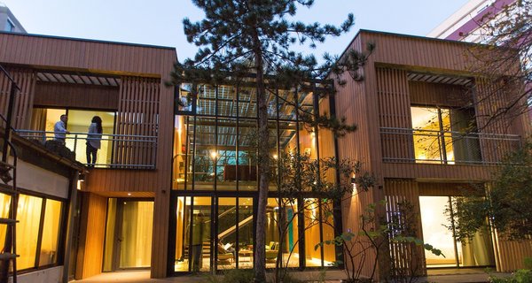 Ce bâtiment utilise des matériaux naturels, un système de récupération de l’eau, les systèmes de ventilation naturelle d’une verrière, de l’eau chaude solaire et photovoltaïque. Il profite aussi d’une toiture végétalisée et de la qualité sanitaire des matériaux intérieurs.