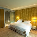 Chaque chambre est personnalisée par un papier-peint en tête de lit et un petit mobilier de complément. En tête de lit, papier-peint, modèle Muscat, MissPrint.