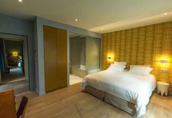 Chaque chambre est personnalisée par un papier-peint en tête de lit et un petit mobilier de complément. En tête de lit, papier-peint, modèle Muscat, MissPrint.