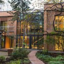 Le parc abrite une grande variété d’arbres dont certains ont plus de 50 ans d’âge (chêne, figuier, cèdre de l’Atlas, pin, tilleul...), et aussi deux types rares d’érable du Japon, ainsi que notamment un néflier.