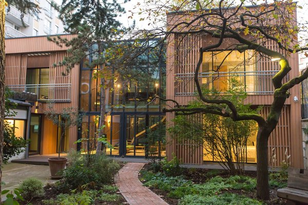 Le parc abrite une grande variété d’arbres dont certains ont plus de 50 ans d’âge (chêne, figuier, cèdre de l’Atlas, pin, tilleul...), et aussi deux types rares d’érable du Japon, ainsi que notamment un néflier.