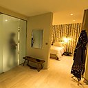 Des panneaux de verre translucide, mais qui garantissent l’intimité, cloisonnent la salle de bains.