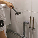 Etape 5 : Après avoir réalisé le perçage, vous pourrez introduire une cheville adaptée au type de cloison dans le trou, à l’aide d’un marteau, en prenant soin de ne pas fendre la faïence.