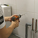 Etape 4 : Percez le carrelage à l’aide d’une perceuse équipée d’un foret spécifique pour la faïence. Commencez le perçage lentement d'abord puis, une fois que vous avez entamé l'émail et la céramique, accélérez progressivement.