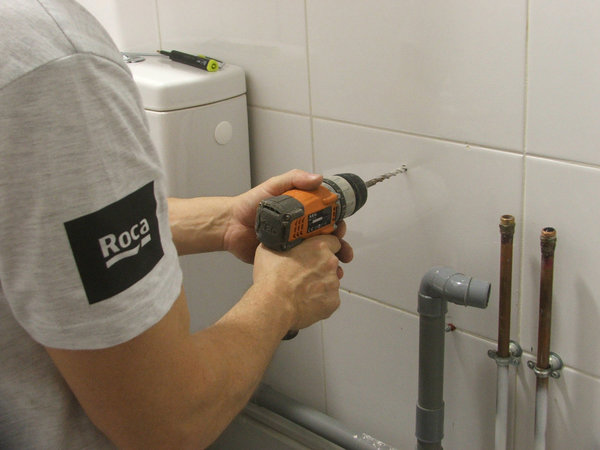 Etape 4 : Percez le carrelage à l’aide d’une perceuse équipée d’un foret spécifique pour la faïence. Commencez le perçage lentement d'abord puis, une fois que vous avez entamé l'émail et la céramique, accélérez progressivement.