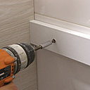 ​Etape 6 : Fixez le tasseau transversal de maintien du meuble avec les vis fournies, à l’aide d’une visseuse-dévisseuse afin d’assurer la stabilité du meuble le long du mur.