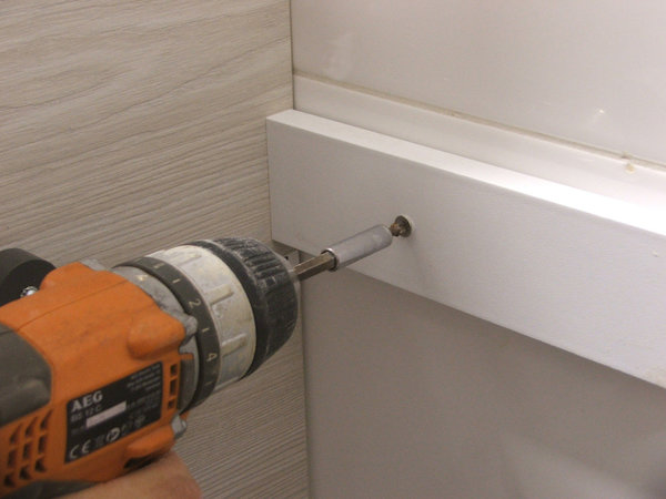 ​Etape 6 : Fixez le tasseau transversal de maintien du meuble avec les vis fournies, à l’aide d’une visseuse-dévisseuse afin d’assurer la stabilité du meuble le long du mur.