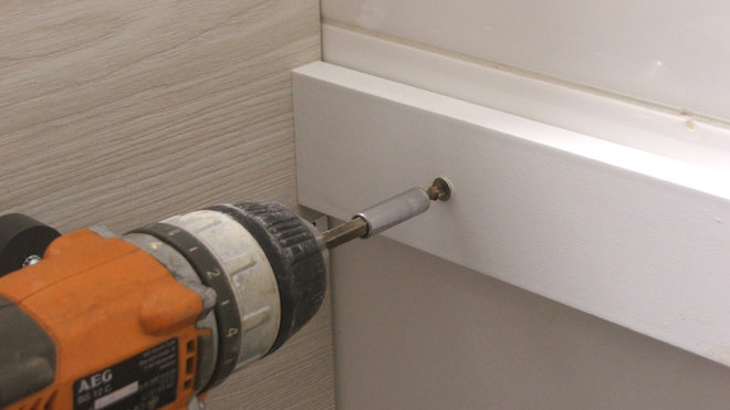 ​Etape 6 : Fixez le tasseau transversal de maintien du meuble avec les vis fournies, à l’aide d’une visseuse-dévisseuse afin d’assurer la stabilité du meuble le long du mur.