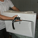 Etape 7 : Avant l’installation de la vasque sur le meuble, passez les flexibles de raccordement en eau dans le trou percé dans la porcelaine et fixez la robinetterie à l’aide de l’écrou de serrage fourni.