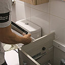 Etape 8 : Après avoir percé la faïence et ajouté les chevilles dans le mur, vous apposerez un joint de silicone sur les tranches du pourtour du meuble afin d’assurer la stabilité et l’étanchéité de la vasque.