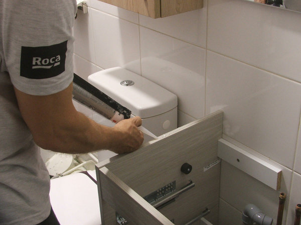 Etape 8 : Après avoir percé la faïence et ajouté les chevilles dans le mur, vous apposerez un joint de silicone sur les tranches du pourtour du meuble afin d’assurer la stabilité et l’étanchéité de la vasque.