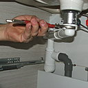 Etape 12 : Raccordez le siphon gain de place fourni avec le meuble, à l’évacuation des eaux usées, à l’aide d’une clé multiprise sans forcer le serrage. Ouvrez alors la robinetterie préalablement raccordée afin de s’assurer de l’étanchéité de l’alimentation en eau et de l’évacuation.