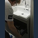 Etape 13 : Installez le tiroir à l’anglaise (tiroir intérieur) puis les 2 autres tiroirs. Si nécessaire, effectuez les réglages de hauteur et de fermeture amortie des tiroirs pour garantir un confort d’utilisation et une finition parfaite.