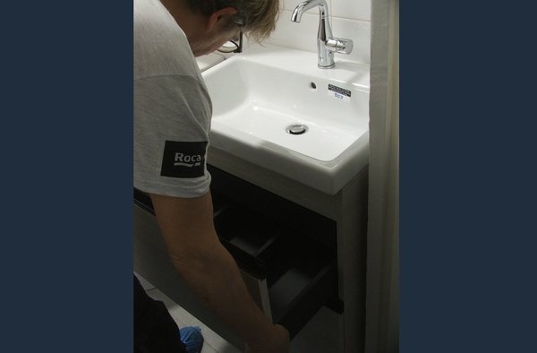 Etape 13 : Installez le tiroir à l’anglaise (tiroir intérieur) puis les 2 autres tiroirs. Si nécessaire, effectuez les réglages de hauteur et de fermeture amortie des tiroirs pour garantir un confort d’utilisation et une finition parfaite.