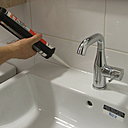 Etape 14 : Afin d’assurer une étanchéité optimale entre le mur et la vasque, réalisez un joint silicone le long de la faïence, à l’aide d’un pistolet à cartouche. Lissez le joint pour une finition parfaite.