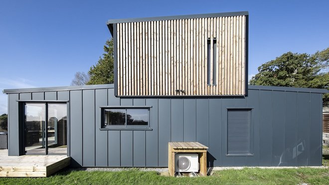 Bien isolée, la maison permettra de réaliser de 30 à 50% d’économies d’énergie. Un chauffage par aérothermie a été installé avec un souffleur en partie basse et un second en partie haute.