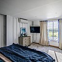 Situé au 1er étage, les propriétaires se sont réservé un espace de 60 m² regroupant une grande chambre exposée au sud, un dressing et une salle de bains.
