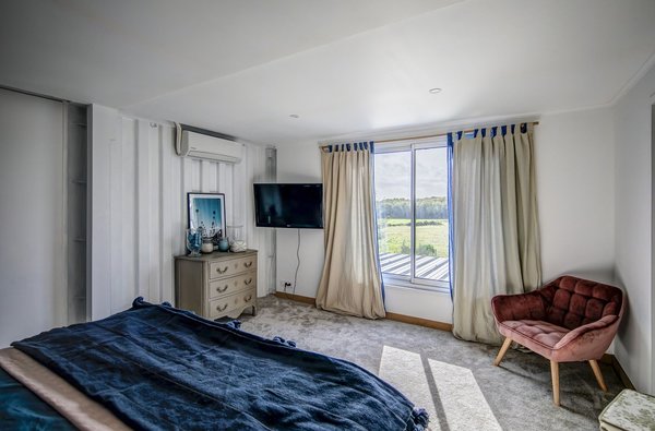 Situé au 1er étage, les propriétaires se sont réservé un espace de 60 m² regroupant une grande chambre exposée au sud, un dressing et une salle de bains.