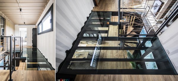 Afin d’apporter de la lumière au rez-de-chaussée, un plancher de verre composé de panneaux de verre Securit fait office de puits de lumière. Toutes les fenêtres de la maison sont en aluminium anthracite double vitrage.