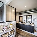 Le grand meuble en bois brûlé avec deux vasques a été réalisé par les Cuisines Anne Ménager, la société familiale de Killian et ses parents à Dinan.