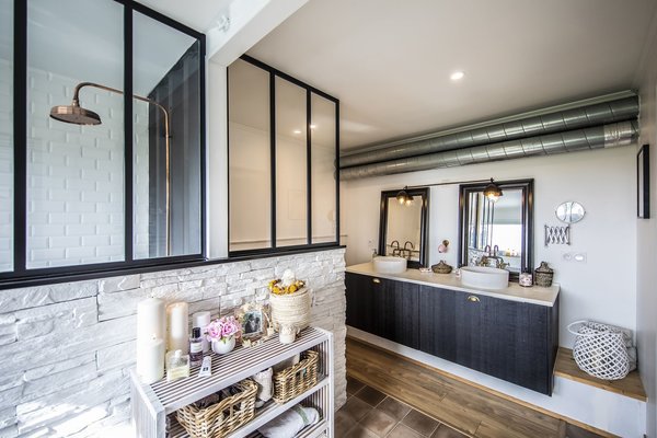 Le grand meuble en bois brûlé avec deux vasques a été réalisé par les Cuisines Anne Ménager, la société familiale de Killian et ses parents à Dinan.