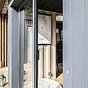 Lors d’un projet de construction, un technicien de chez Uniso se déplace sur le chantier pour réaliser un calepinage qui servira à prédécouper les panneaux en usine. Il ne restera plus qu’à les assembler sur place en les plaquant directement sur les façades avec un système simple permettant la suppression totale des ponts thermiques.
