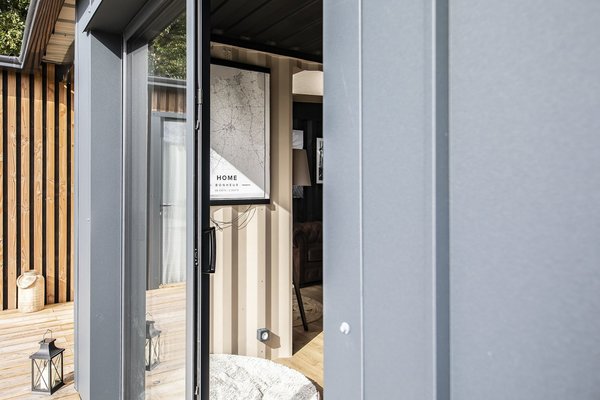 Lors d’un projet de construction, un technicien de chez Uniso se déplace sur le chantier pour réaliser un calepinage qui servira à prédécouper les panneaux en usine. Il ne restera plus qu’à les assembler sur place en les plaquant directement sur les façades avec un système simple permettant la suppression totale des ponts thermiques.