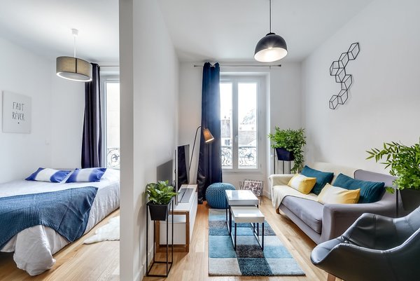 La décoration du salon fait écho à celle de la chambre avec des teintes proches qui se répondent en touches.