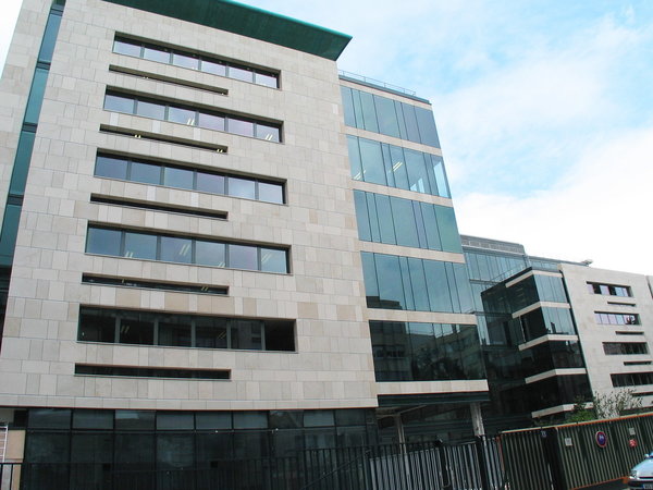 Façade du Chrystal Park à Neuilly-sur-Seine, en pierre de Pouillenay en Bourgogne. Revêtement sur rail Rocaclip de Rocamat qui permet une rapidité de mise œuvre. Réalisation de l’agence d’architecture Valode et Pistre.