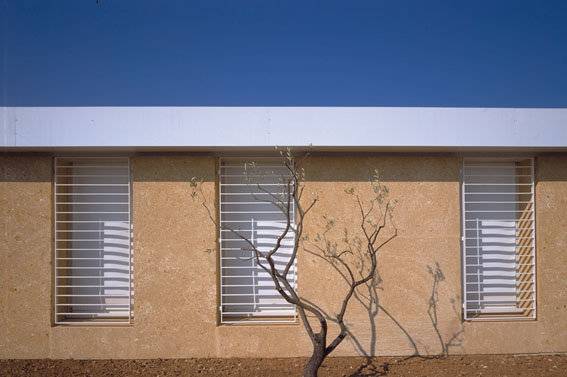 Ce Centre de Formation des Apprentis (CFA) a été construit à Marguerittes, dans l’arrondissement de Nîmes. Ici, la pierre a aussi un rôle symbolique dans un bâtiment qui assure la pérennité de certains métiers. Réalisation Gilles Perraudin, en 2003.