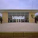 Sur le modèle d’une chartreuse, lieu de vie, d’études et d’échanges, le CFA de Marguerittes est fragmenté en différents bâtiments qui composent une véritable unité, doté d’espaces extérieurs de distribution. La pierre, à la puissante inertie, renforce l’image de pérennité. Réalisation Gilles Perraudin, en 2003.