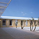 Le CFA de Marguerittes, près de Nîmes, s’inscrit dans un paysage d’oliviers qui s’harmonisent spontanément avec la pierre naturelle. Réalisation Gilles Perraudin, en 2003.