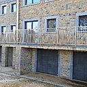 Cette habitation collective, avec façade décorative en pierre de Grès d’Arbre, décline une grande variété de nuances et de couleurs du brun foncé au gris le plus clair inhérente au matériau provenant de Belgique. Réalisation Pierre de Grès d’Arbre.