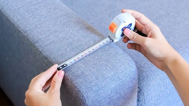 Prendre les dimensions du canapé pour déterminer les mesures des planches à faire découper si vous n'avez pas de scie.