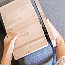 Poser la colle sur un bord de planche et assemblez sur le bord de l'autre, maintenez 3mn