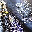 Des fleurs en broderie de petits points blancs habilleront joliment une toile bleu indigo, page 43.