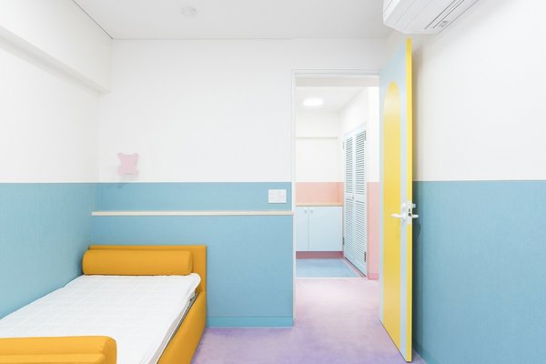 Dans la chambre, la couleur bleue, qui nappe les murs à hauteur de cimaise, dessine une alcôve et rend l’espace plus intime.