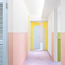 Dans le hall, les couleurs accentuent les perspectives et la profondeur de l’espace.