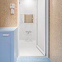 Dans la salle de bains, les carrelages en mosaïque renforcent la palette des tons pastel.