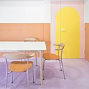 Dans le living, un esprit pop revisité et des chaises d’origine scandinave.