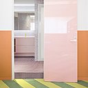 Des jeux de lignes fines et larges, droites et obliques agrandissent l’espace.