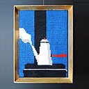 Alambic pour le café - Kit de point de croix - Le café rituel d'échange et de convivialité reste toujours une coutume sociale chère aux gens du Nord, le poêle à charbon rythmait la vie du foyer, le fond bleu représente la chaux bleue des intérieurs de logement minier.