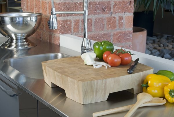 Dans la pure tradition des meubles de métier, les billots Chabret sont fabriqués en bois de bout ce qui a pour particularité de présenter le fil du bois verticalement. L’arbre est découpé de manière transversale, sous forme de petits pavés. Ainsi taillée, le bois sera jusqu’à 3 fois plus résistant qu’en lames classiques.