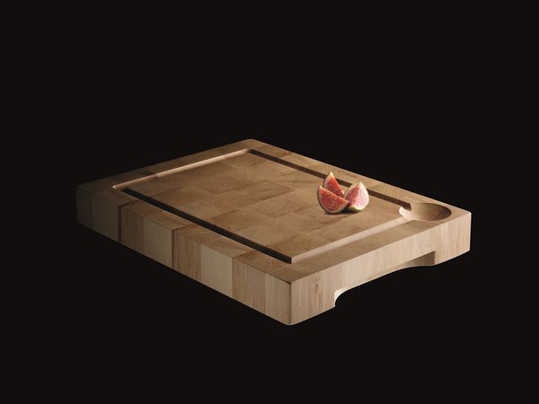 En configuration « bois de bout », les éléments sont de courtes sections et extrêmement résistants en termes de compression et poinçonnage. Cela permet la réalisation de billots, planches à découper et même de pavés de rue en bois.