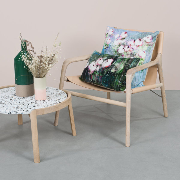 Le Grand coussin carré : "Bleu d'Avril". Velours de coton imprimé avec dos en lin naturel. Éclosion de blanches pivoines ombrées d'une symphonie de roses. Inspiré par les sous-bois, le vert profond vient nuancer le ciel bleu d'avril. Dimensions : 50 X 50 cm. Prix : 120 €. 
Le petit coussin rectangulaire  "Vert profond". Velours de coton avec dos en lin naturel. Dimensions L 50 x Ht 30 cm. Prix : 95 €