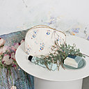 "Pensées" : trousse en toile de lin imprimée de fleurs aquarellées dans un esprit bucolique. D'une grande contenance, elle est doublée de voile de coton et est entièrement lavable. Dimensions :  L 26 cm x  Ht 18 cm. Prix : 45 €