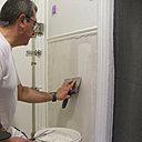 Etape 4 :  Ratisser l’enduit en 1ère passe, en appuyant bien sur la lame à enduire, avec un geste descendant.